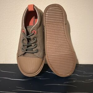 Old Navy sneakers for kids size 8 they are approximately 7 inches long.